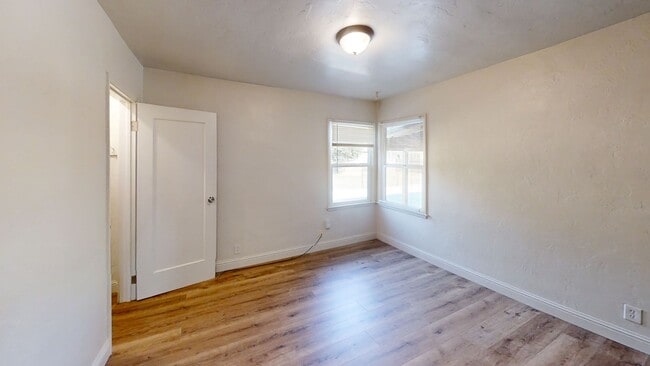 Building Photo - Fresh 3BR/2BA • Pet Friendly • Garage • Mo...