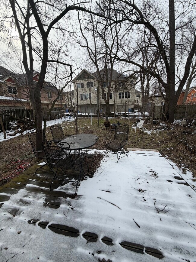 Building Photo - 612 Cherry St