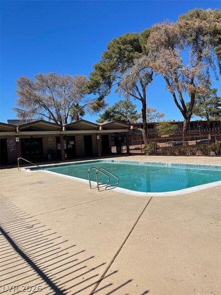 Building Photo - 615 S Royal Crest Cir