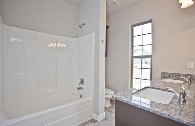 Building Photo - 1004 Taylor