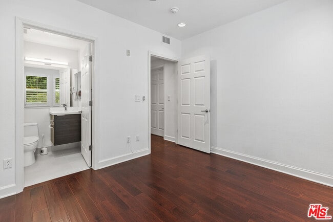 Building Photo - 6038 Carlton Way
