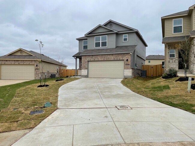 Building Photo - Get an A+ in Savings: Enjoy a $500 Move-In Credit! | 4-Bed, 2.5-Bath Home in Saint Hedwig