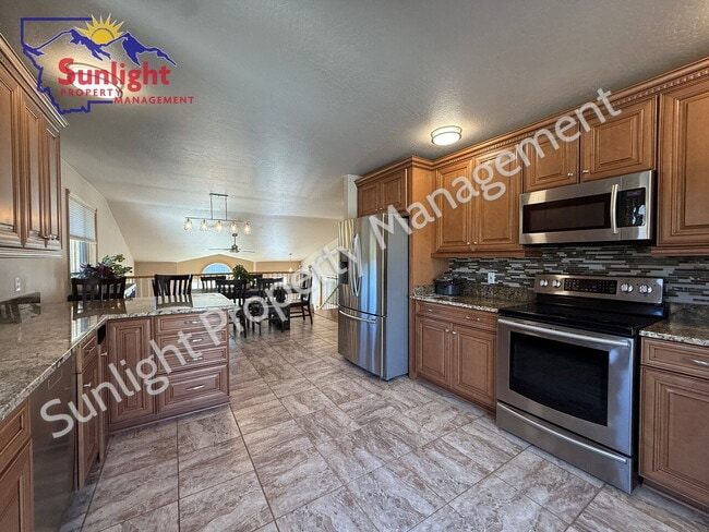 Building Photo - Spacious 5 Bed, 3 Bath Home with Triple Ga...