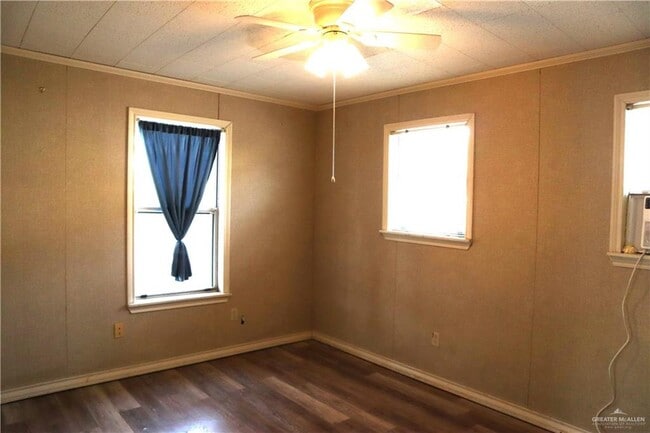 Building Photo - 15 E 8th St