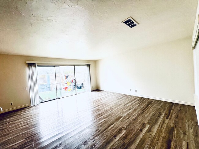 Building Photo - Spacious 3 bedroom 2 bath with attached ga...
