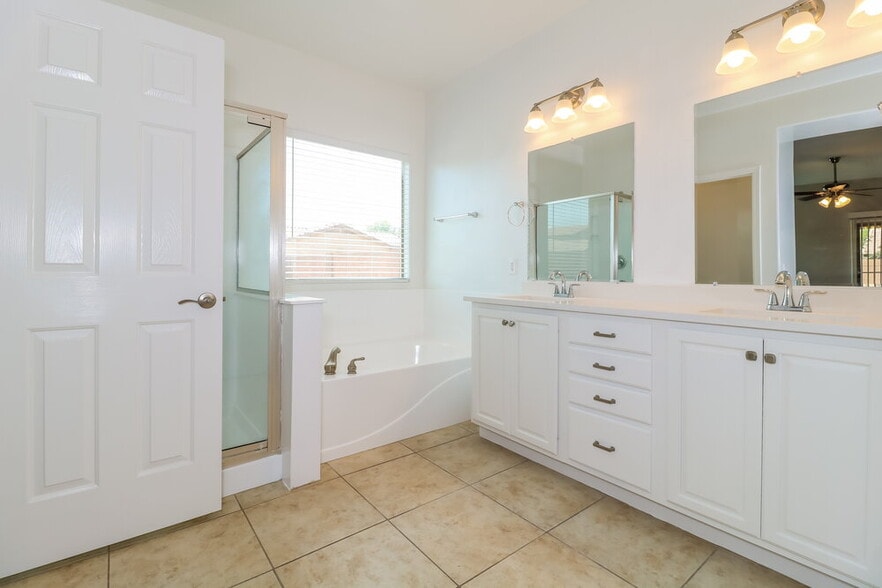 Building Photo - 25571 W St James Ave