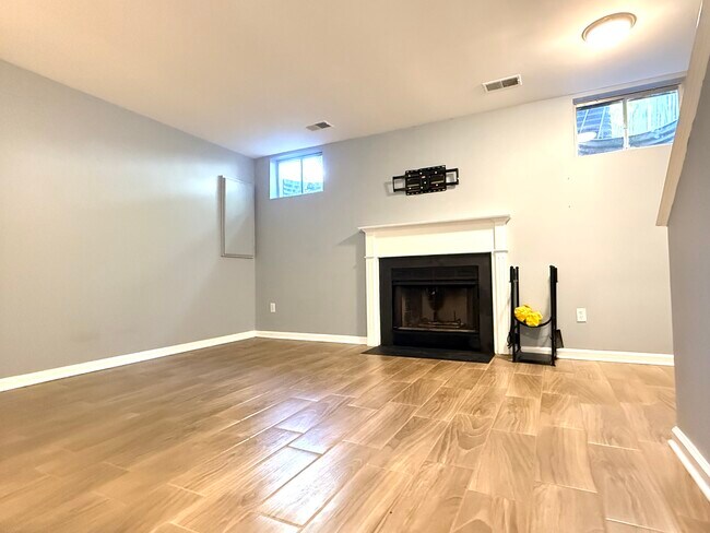 Building Photo - 1971 Darlington Loop