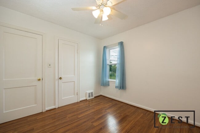 Building Photo - Amazing 3 Bedroom 1 Bathroom - $1,375.00