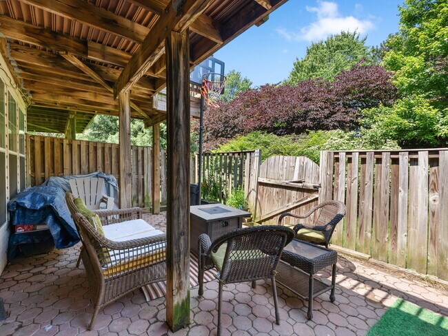 Building Photo - Elegant Colonial Townhome Living in Histor...