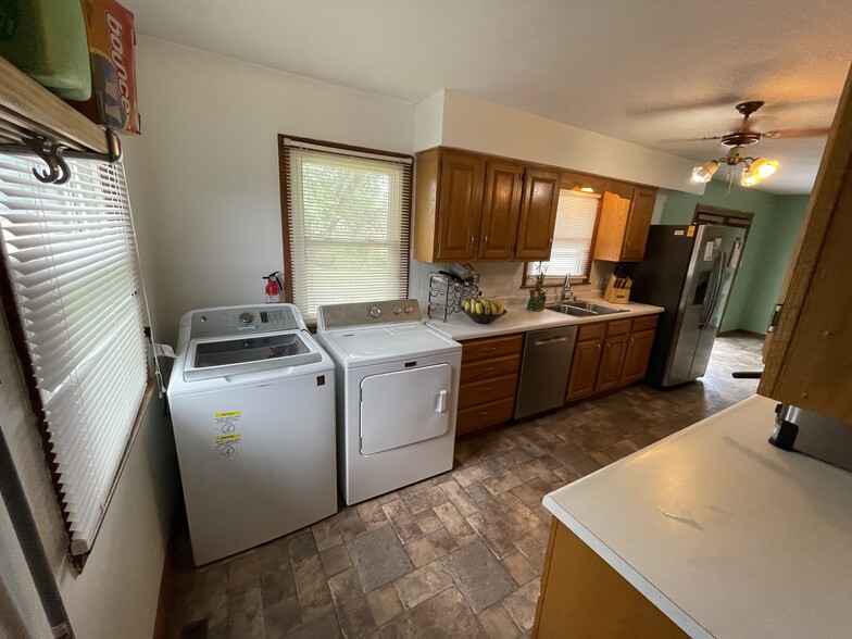 kitchen/laundry area - 1013 Cedar St