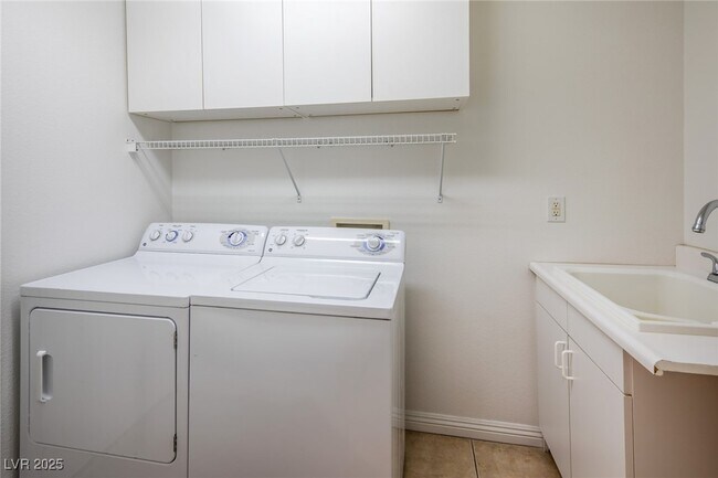 Building Photo - 10248 Santo Nina Ct