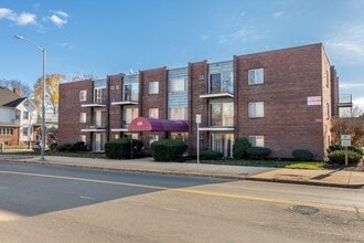 Building Photo - 426 Pleasant St