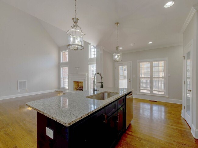 Building Photo - Move in ready Cotswold dream home.