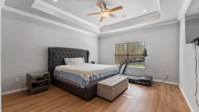 Building Photo - Spacious 4-Bedroom Gem