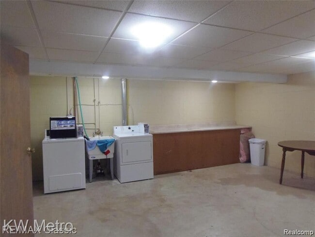 Building Photo - 2049 Duck Lake Rd N