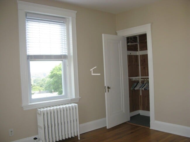 Building Photo - Nicely updated 1 bed near the Green Line in August or September!