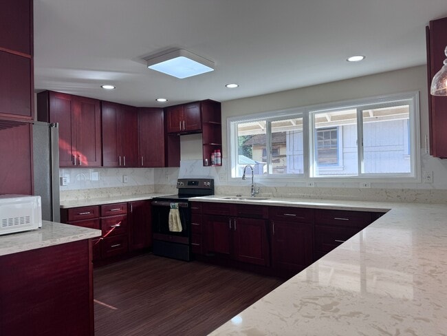 Building Photo - Renovated with split AC in Kaimuki