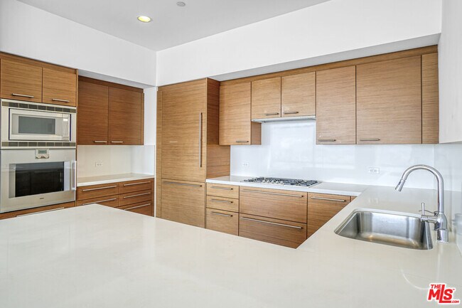 Building Photo - 900 W Olympic Blvd