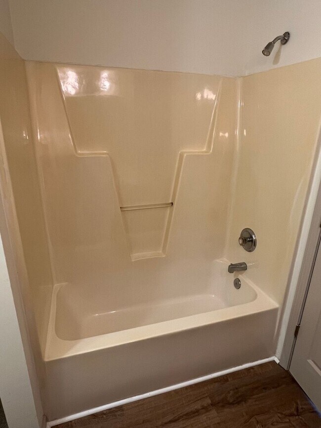 Building Photo - Refreshed 2 Bed Townhome in South Charlott...