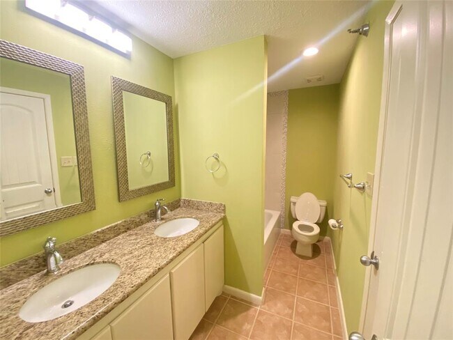 Building Photo - 7700 Seawall Blvd