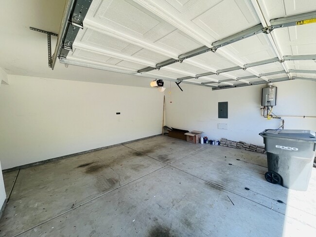Building Photo - Single Family Residence