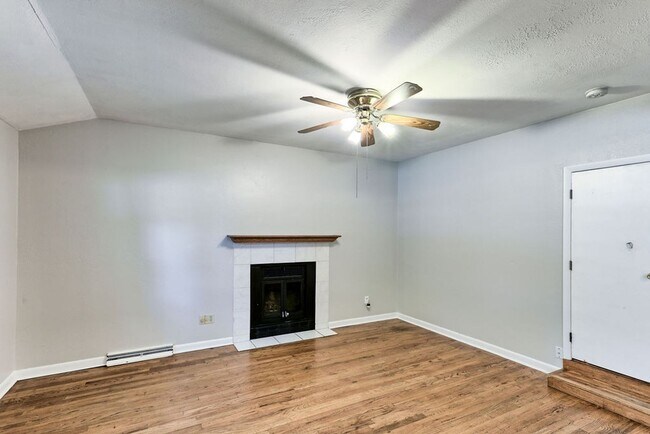 Building Photo - Students Welcome! 3 Bed / 1.5 Bath Ranch Near CSU – Large Fenced Yard | Pets Welcome | Flexible L...