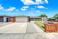 Building Photo - Great updated unit close to everything