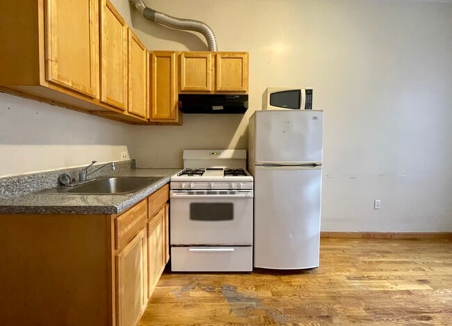 Building Photo - 133 E 110th St