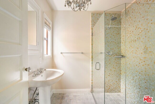 Building Photo - 1134 N Poinsettia Pl