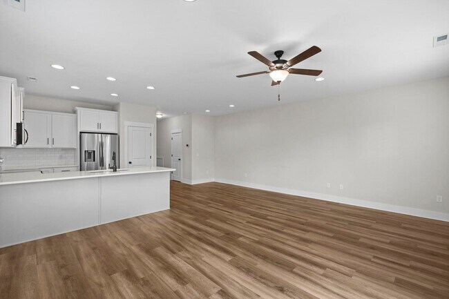 Building Photo - Townhome in Hampstead!