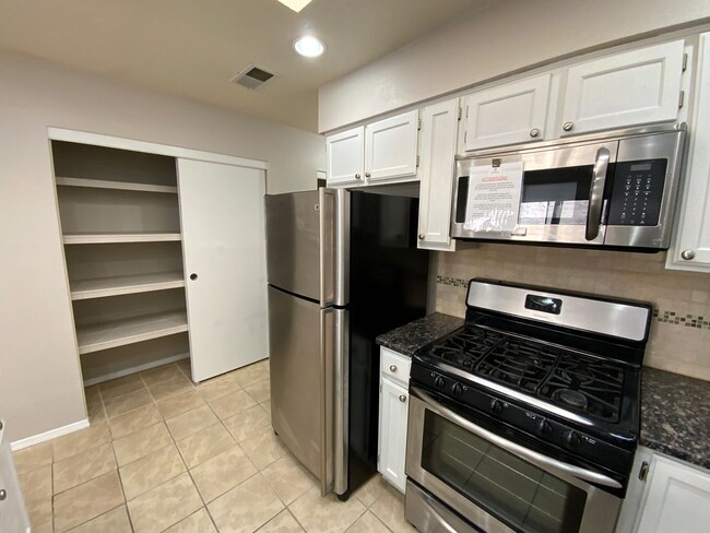 Building Photo - 3 Bedroom Townhome Available Near Tramway ...