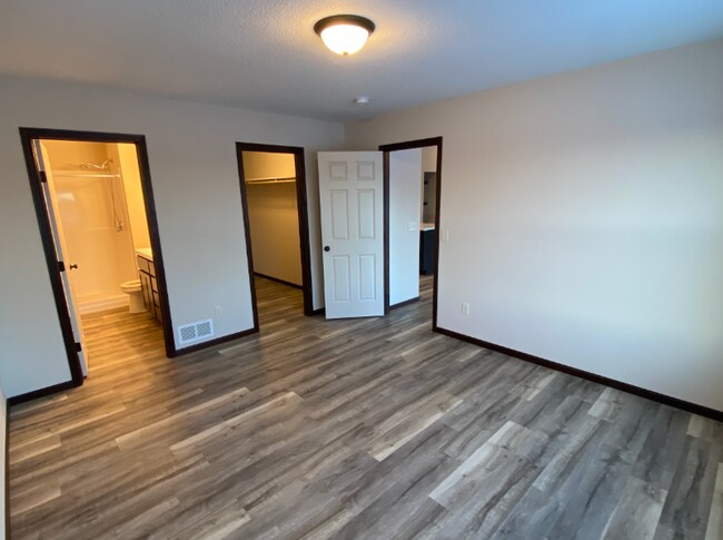 Building Photo - 906 Taft St S