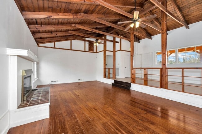 Building Photo - Spacious & Charming in Scottsboro!