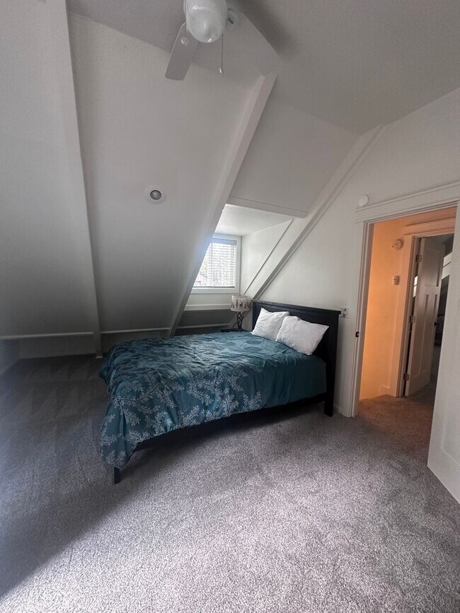 Building Photo - Charming, Fully Furnished 4 Bedroom House in Quiet Neighborhood- Pet Friendly!