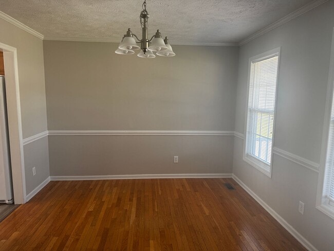 Building Photo - Spacious 3 Bedroom, 2.5 Bath Home with Bon...