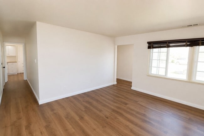 Building Photo - Spacious Student Rental Near Campus – HUGE DISCOUNT + ONE MONTH FREE!