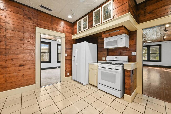 Building Photo - 5112 Caswell Ave