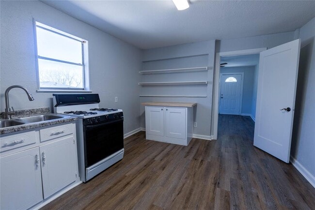 Building Photo - 2304 Thrasher Ln