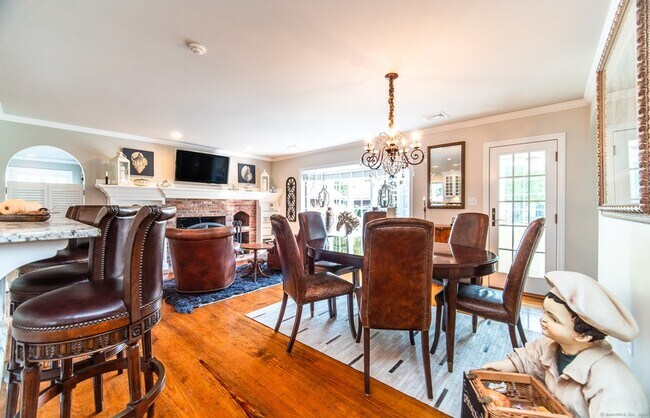 Building Photo - 558 N Roast Meat Hill Rd