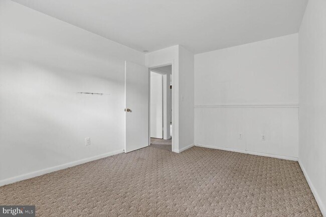 Building Photo - 5 Warren Lodge Ct