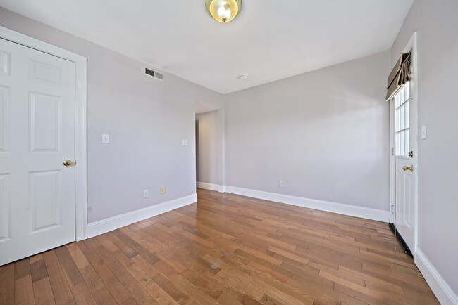 Building Photo - 662 E 7th St