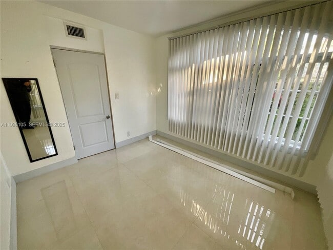 Building Photo - 1612 NE 2nd Ct