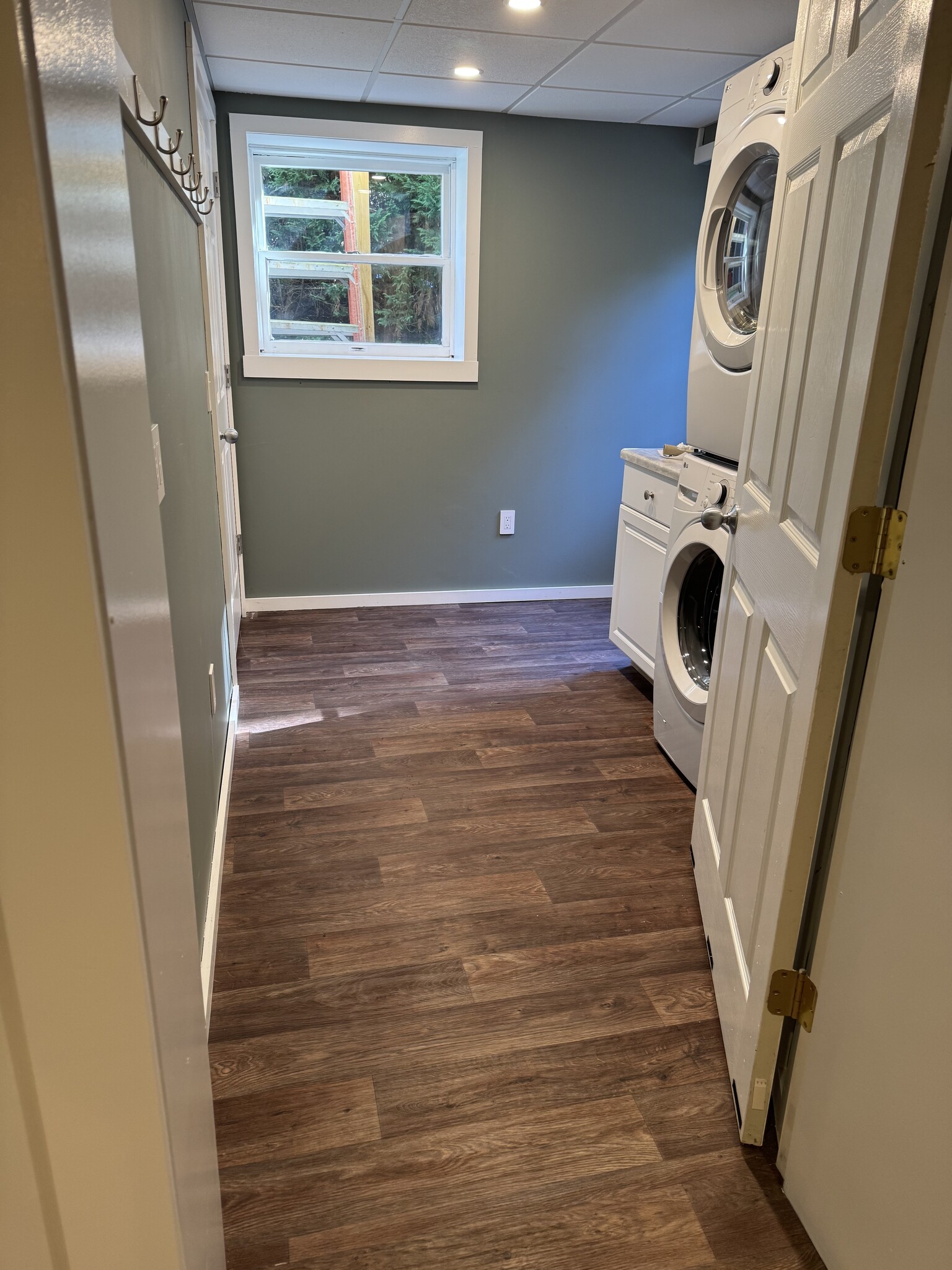 Main entrance hallway - 6 Yale Rd