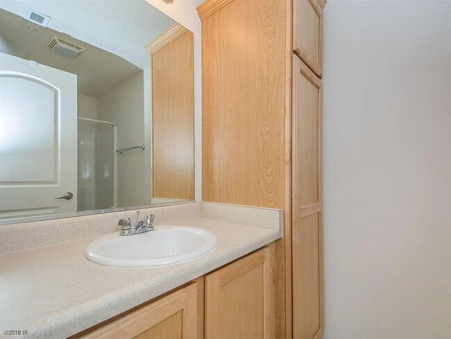 Building Photo - 2101 Meadow Ct