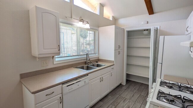 Building Photo - Emerald Hills Home with Garage