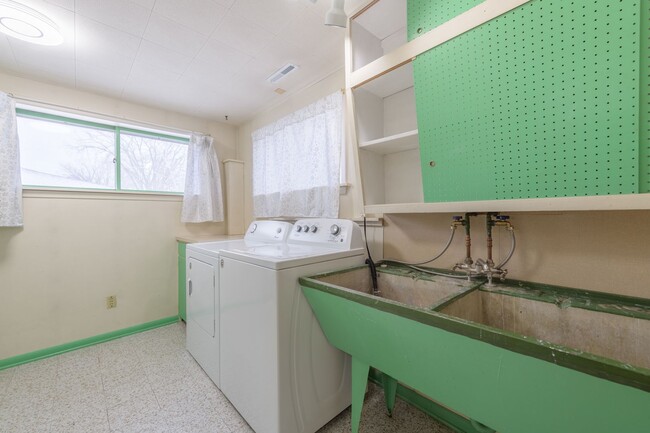 Building Photo - Great Roseville Home, Moundsview Schools, ...