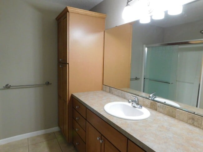 Building Photo - 3Bd/2Ba Single Story House - Available Soon!