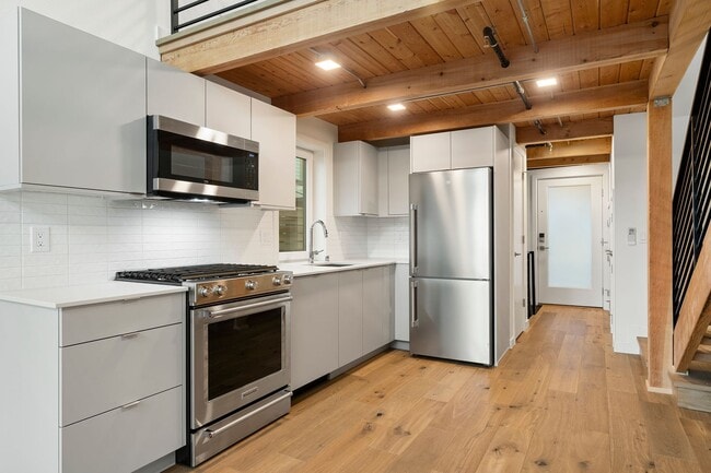 Building Photo - Eastlake Loft Condominium