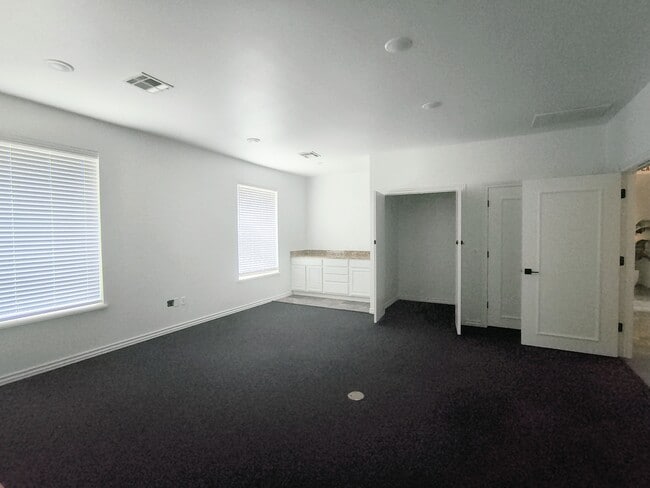Building Photo - 817 Irish Ln