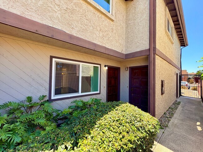 Building Photo - Amazing Two Bed 1.5 Bath Condo - University Heights - Garage & Driveway Parking